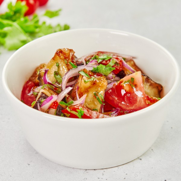 Салат из баклажанов фри со сладким соусом чили