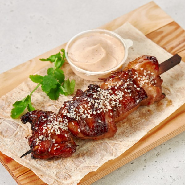 Шашлычок из куриного бедра в сладком соусе чили Шашлычок из куриного бедра в сладком соусе чили