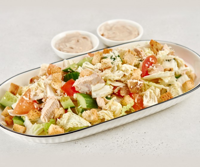 Салат куриный с соусом Цезарь на четверых