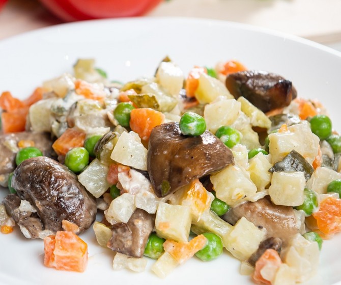 Салат Оливье с грибами