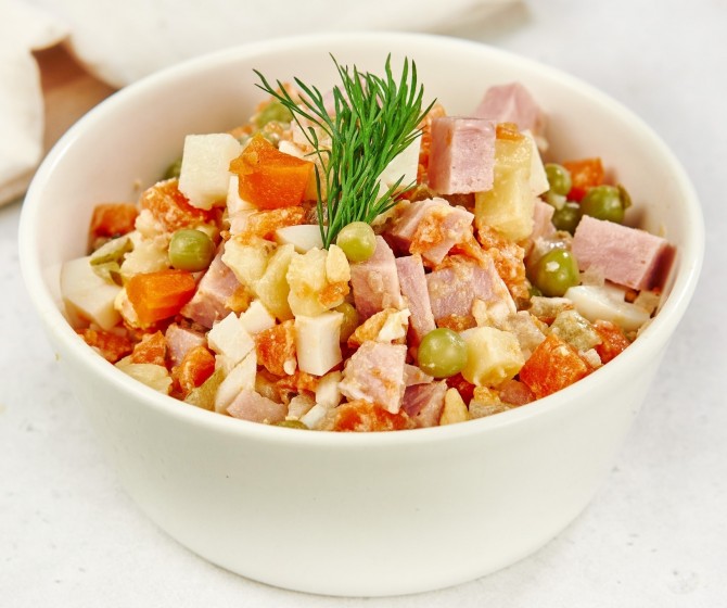 Салат Оливье с ветчиной