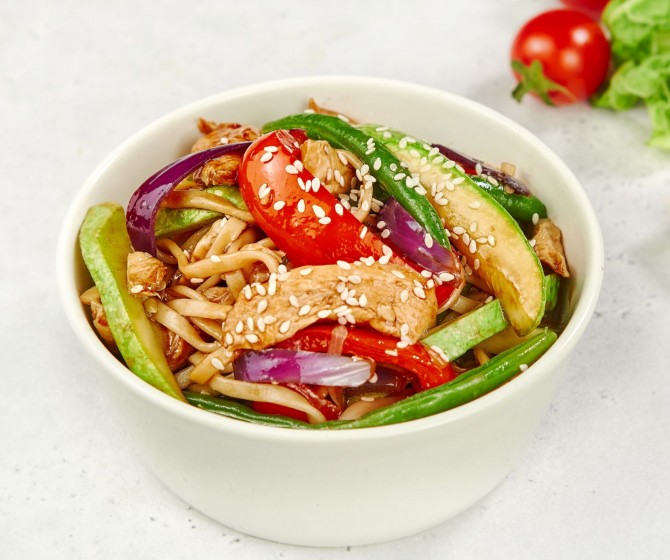 Удон с курицей и овощами 