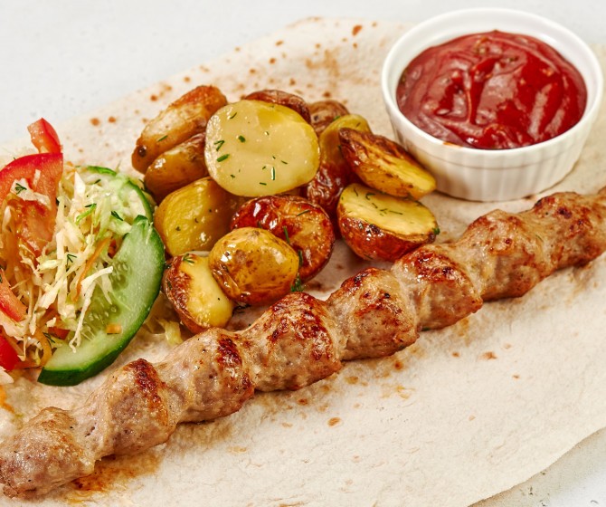 Люля из курицы с картофелем беби и салатом Фитнес
